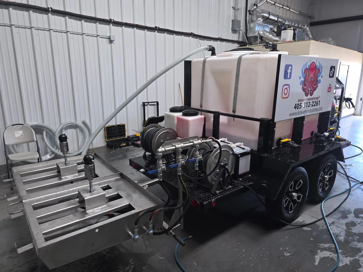 Kraken Trailer Combo Double — rear view with dual cleaning bays