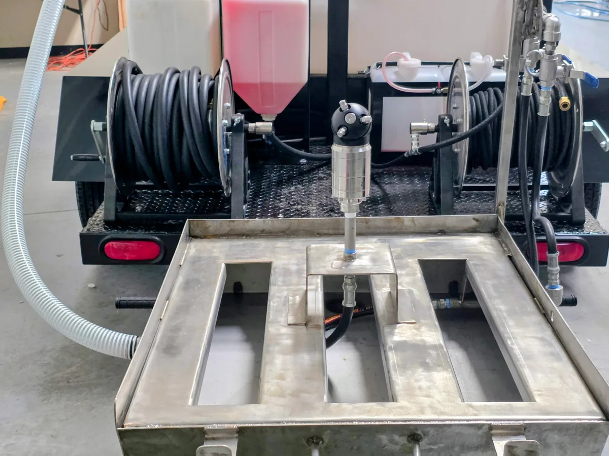 Kraken Trailer Combo Single — cleaning bay with spinning head